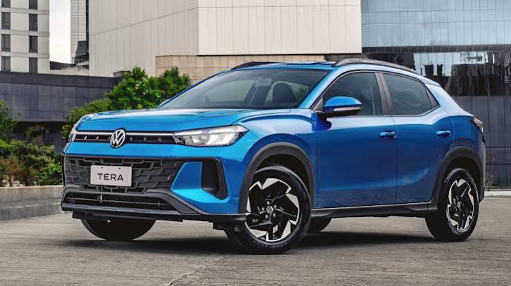 Volkswagen Tera azul estacionado em área urbana