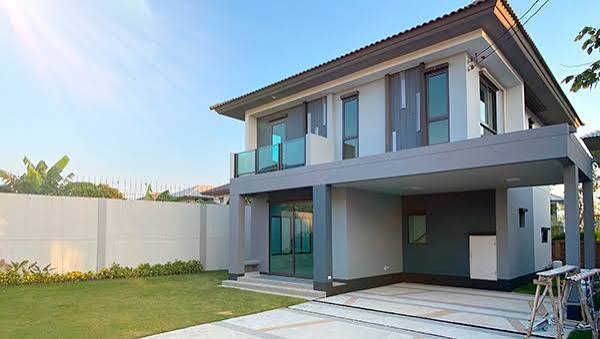 Casa moderna de dois andares com jardim e varanda